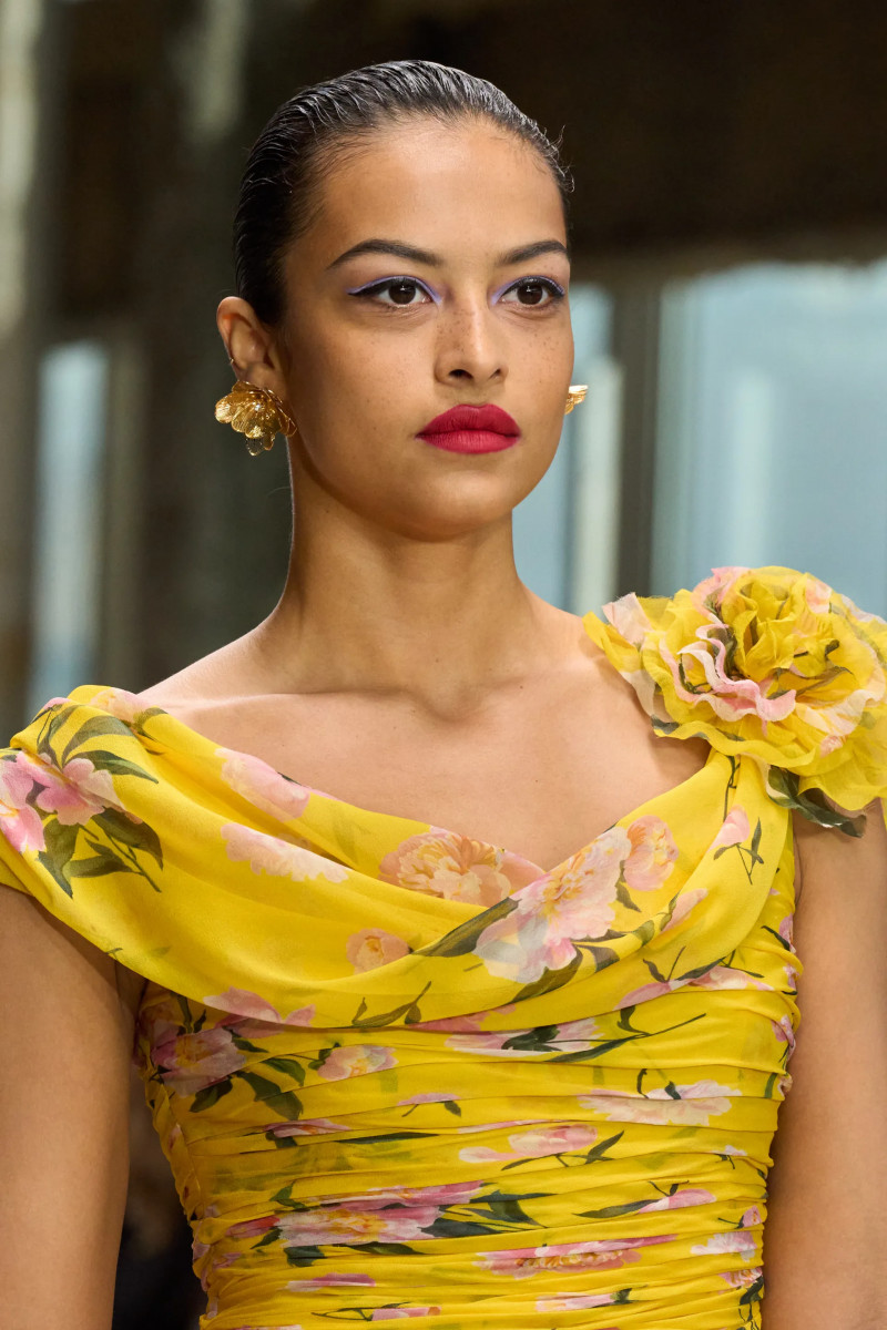 00065-carolina-herrera-detail-fall-2024-ready-to-wear-credit-gorunway.webp