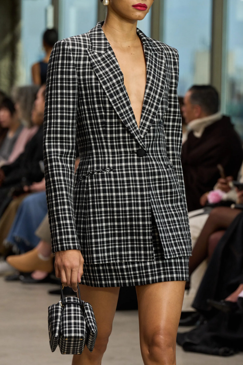 00039-carolina-herrera-detail-fall-2024-ready-to-wear-credit-gorunway.webp