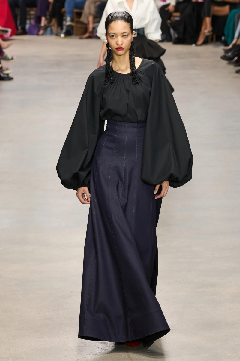 00008-carolina-herrera-fall-2024-ready-to-wear-credit-gorunway.webp