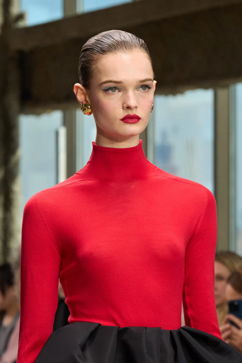 00002-carolina-herrera-detail-fall-2024-ready-to-wear-credit-gorunway.webp