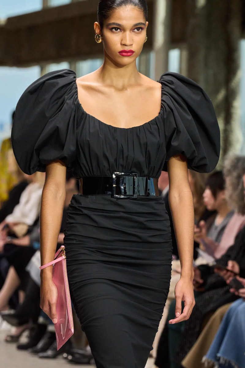 00068-carolina-herrera-detail-fall-2024-ready-to-wear-credit-gorunway.webp
