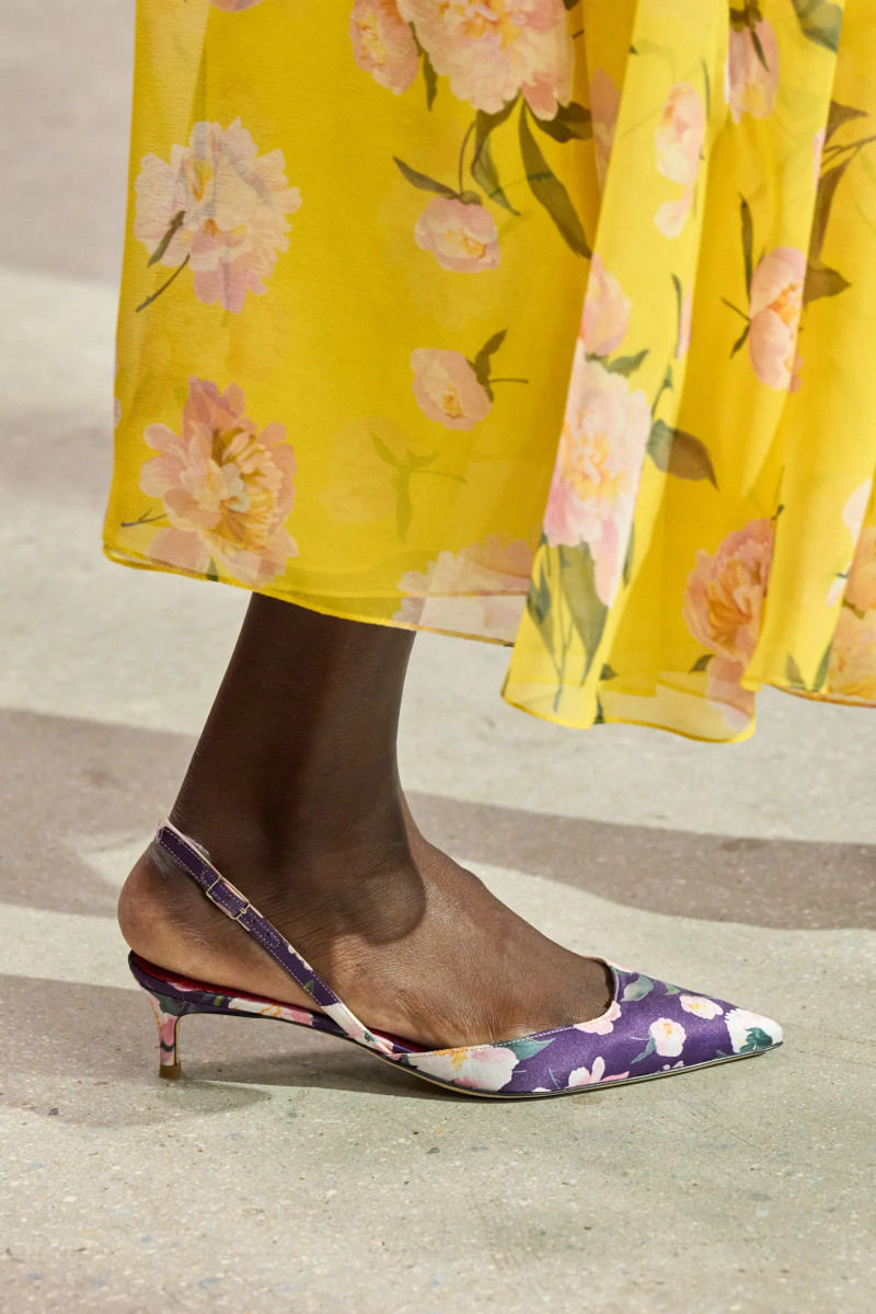 00059-carolina-herrera-detail-fall-2024-ready-to-wear-credit-gorunway.webp