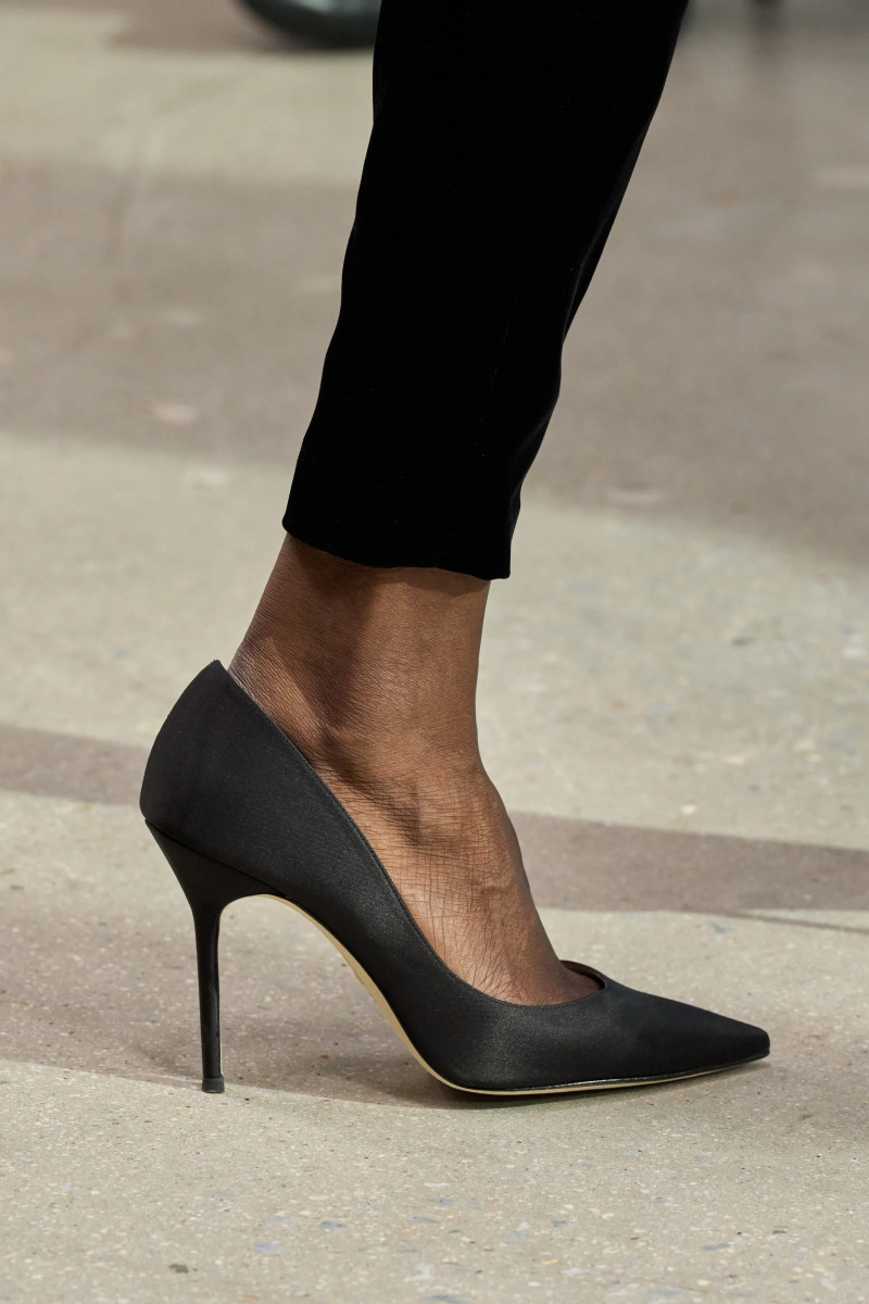 00139-carolina-herrera-detail-fall-2024-ready-to-wear-credit-gorunway.webp