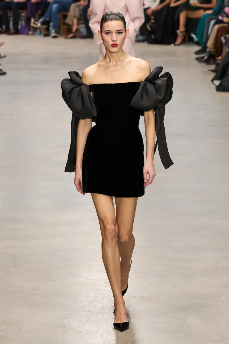 00054-carolina-herrera-fall-2024-ready-to-wear-credit-gorunway.webp