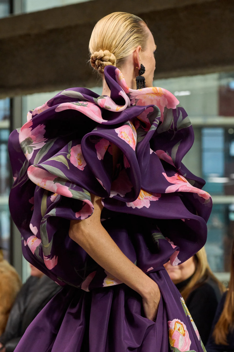 00078-carolina-herrera-detail-fall-2024-ready-to-wear-credit-gorunway.webp