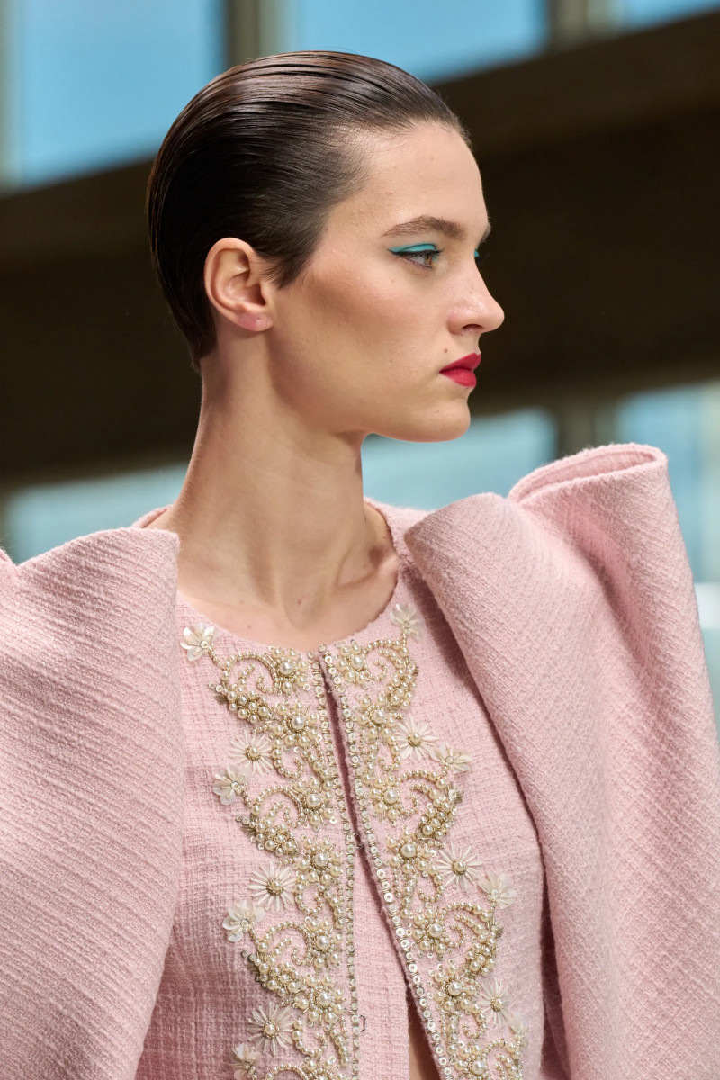00147-carolina-herrera-detail-fall-2024-ready-to-wear-credit-gorunway.webp