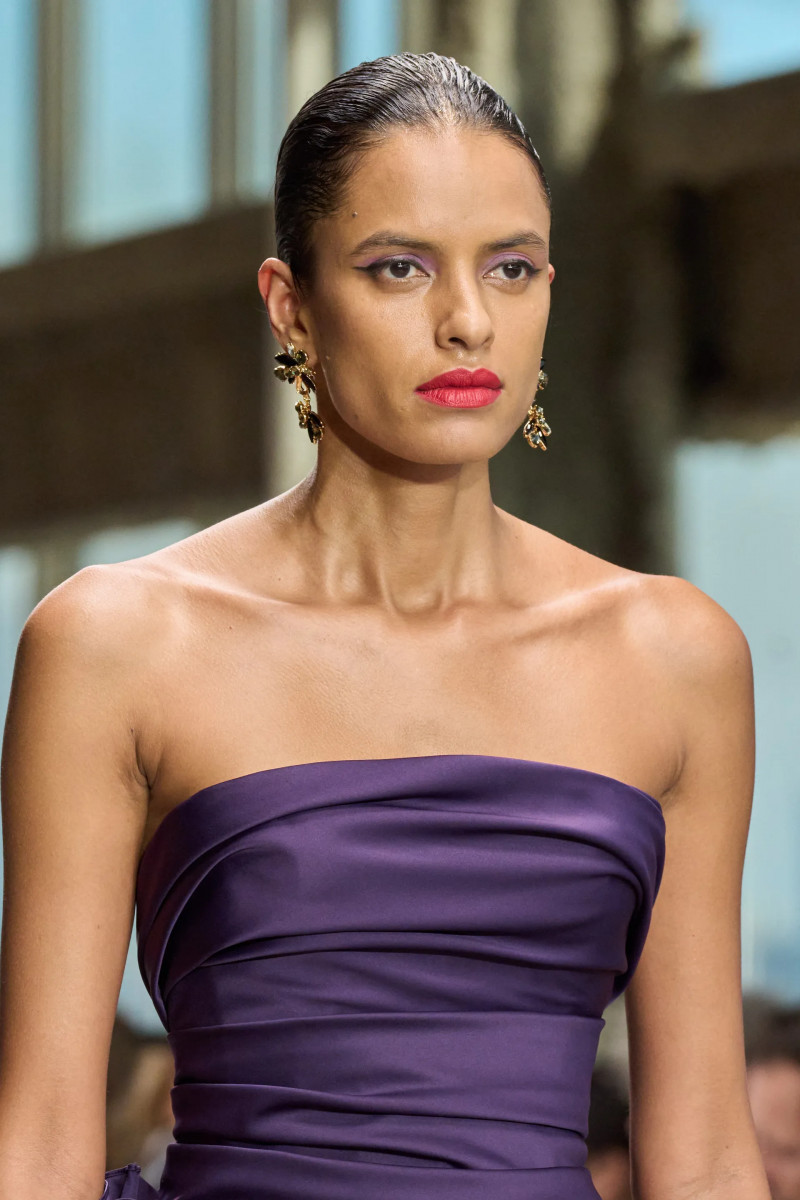 00089-carolina-herrera-detail-fall-2024-ready-to-wear-credit-gorunway.webp