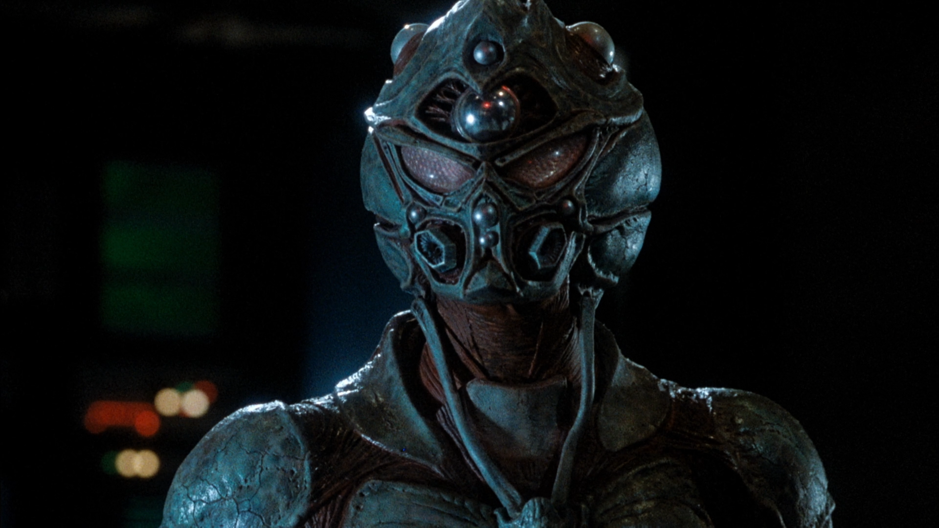 Гайвер (1991. Guyver) [Director's Cut].mkv_snapshot_01.23.15_[2024.04.18_23.34.37].png