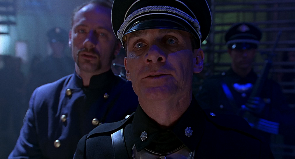 Barb Wire (1996) BDRip-AVC.mkv_snapshot_00.39.14.727.png