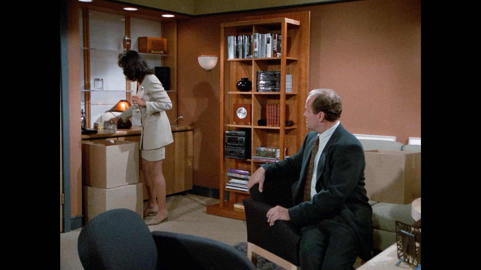 Frasier.S03E01.Shes.the.Boss.1080p.BluRay.Remux.Rus.Eng-@EniaHD.png