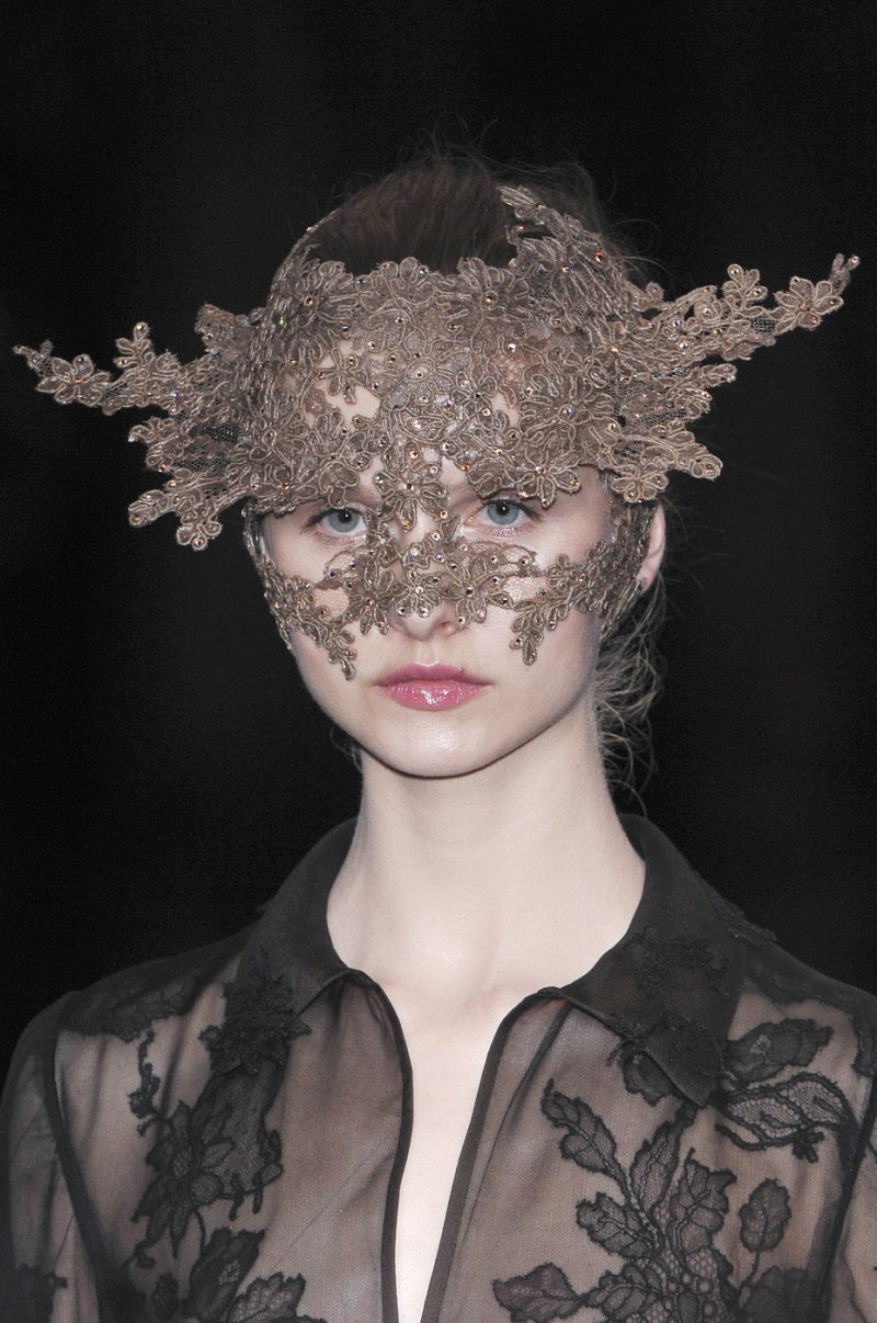 Valentino+Fall+2009+Details+8CQqdjFlC5wx.jpg