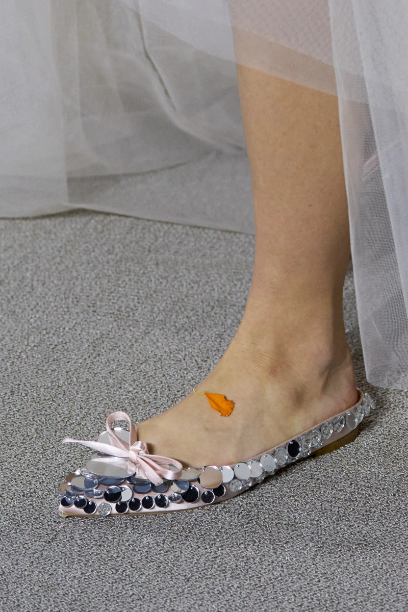00018-giambattista-valli-fall-2024-couture-details-credit-gorunway.webp