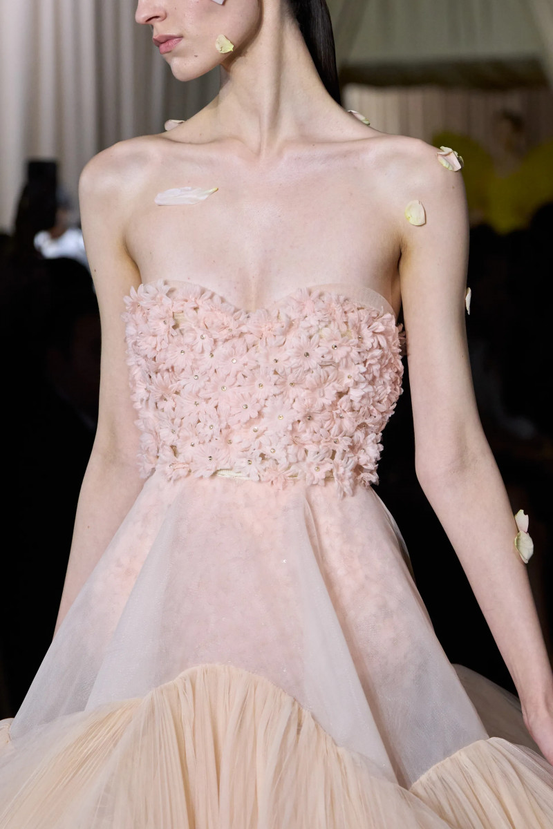 00081-giambattista-valli-fall-2024-couture-details-credit-gorunway.webp