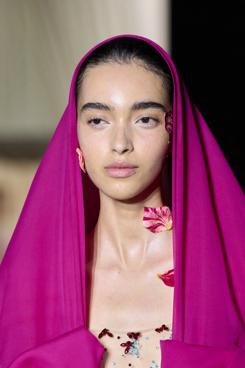 00041-giambattista-valli-fall-2024-couture-details-credit-gorunway.webp