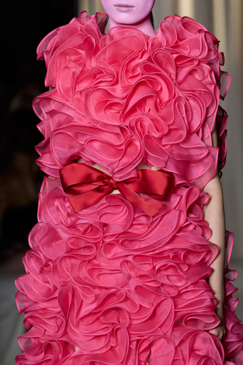 00070-giambattista-valli-fall-2024-couture-details-credit-gorunway.webp