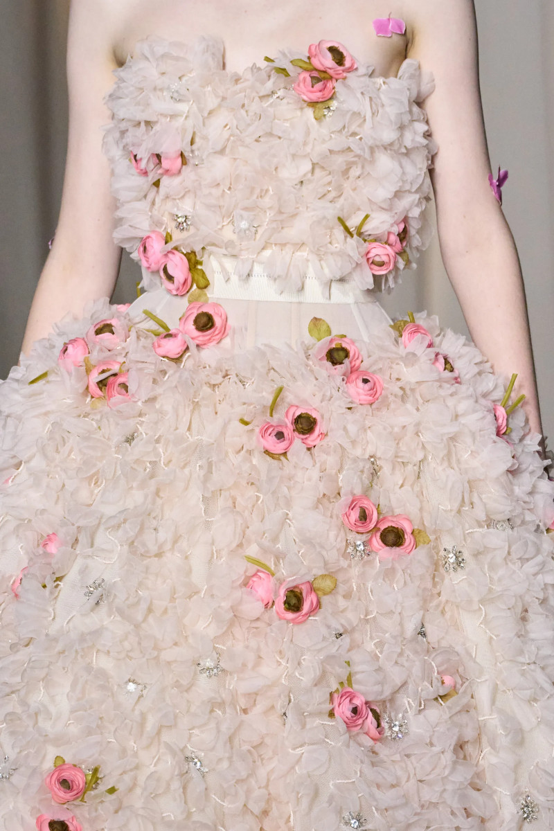 00061-giambattista-valli-fall-2024-couture-details-credit-gorunway.webp