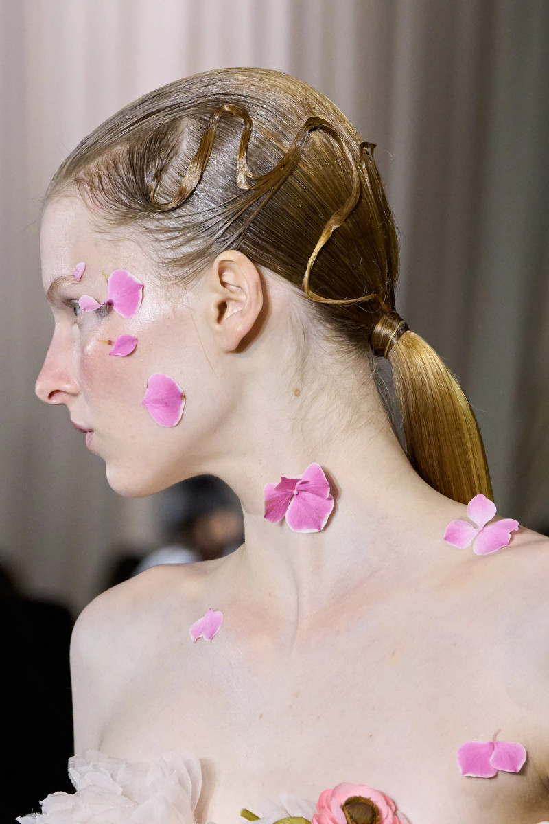 00060-giambattista-valli-fall-2024-couture-details-credit-gorunway.webp