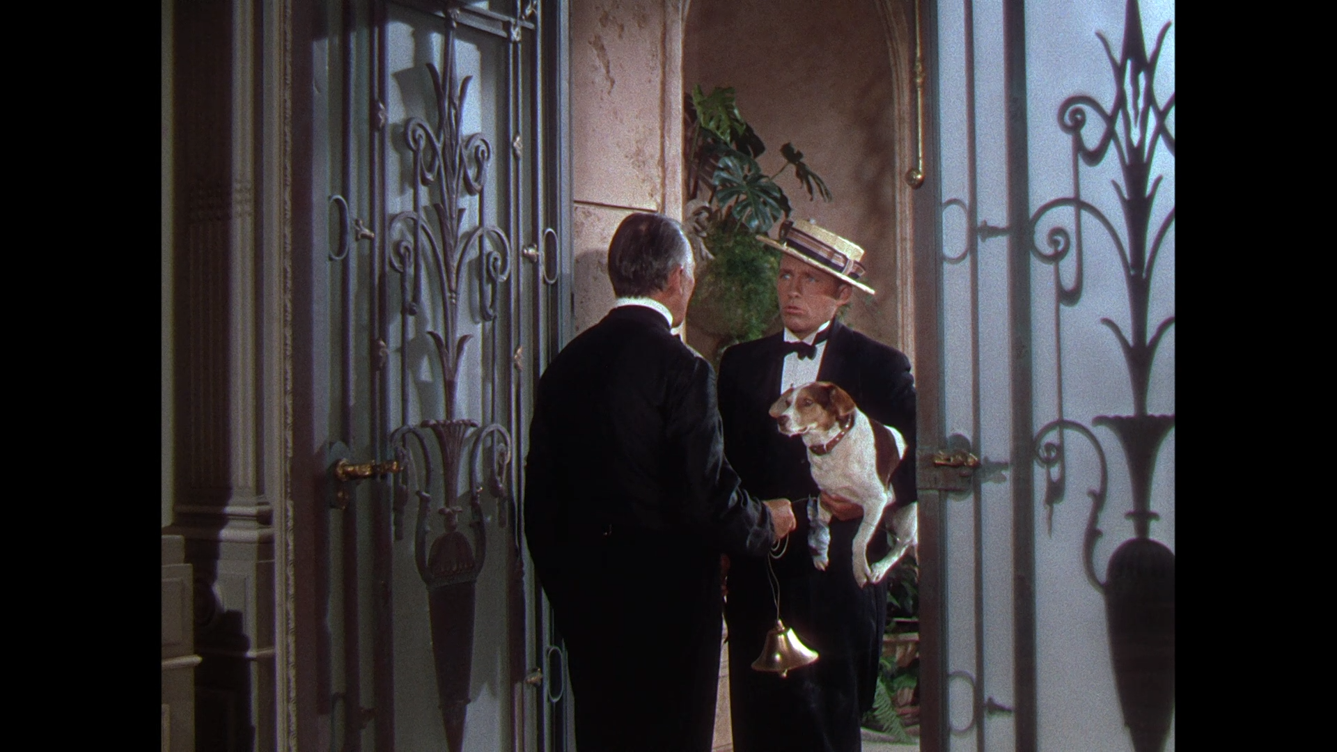 The.Emperor.Waltz.1948.BDRemux.1080p.mkv_snapshot_00.22.19.145.png