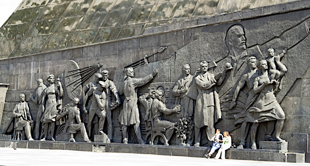 Кульман – символ научно-технического прогресса Монумент покорителям космоса.jpg