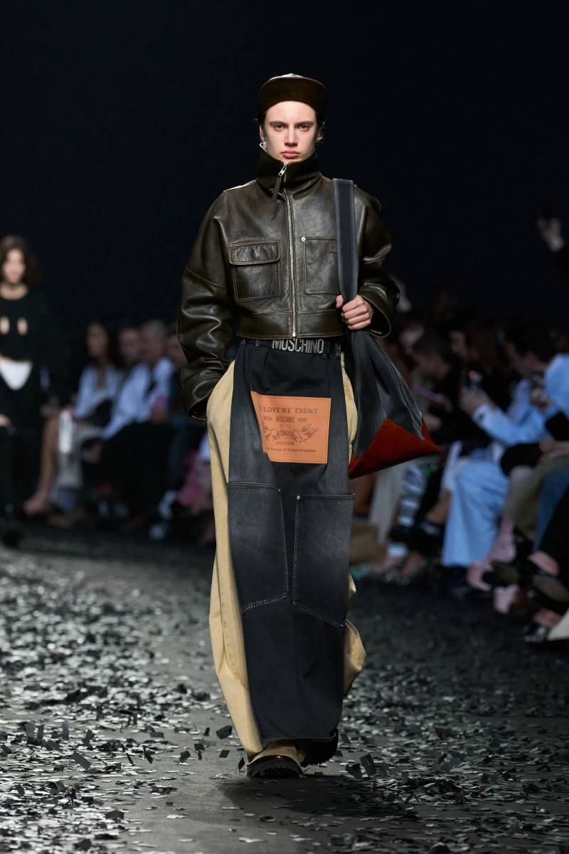00030-moschino-fall-2025-ready-to-wear-credit-gorunway.webp