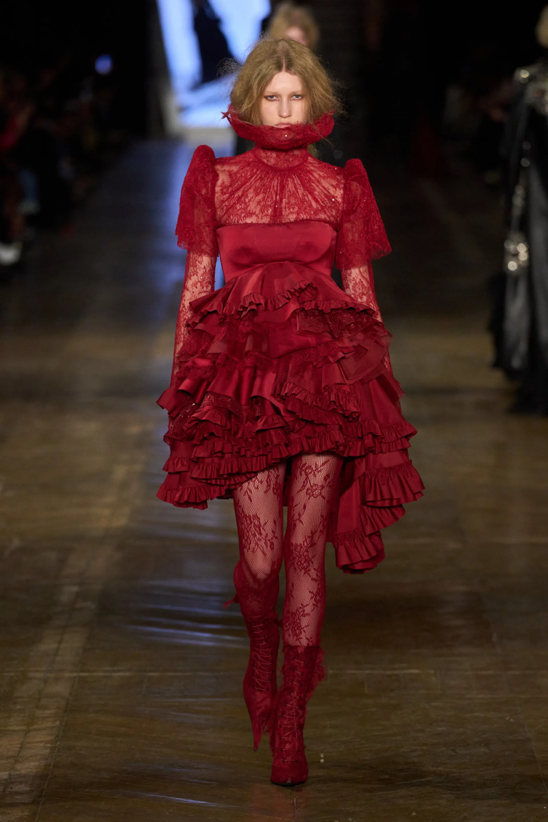 00045-alexander-mcqueen-fall-2025-ready-to-wear-credit-gorunway.webp