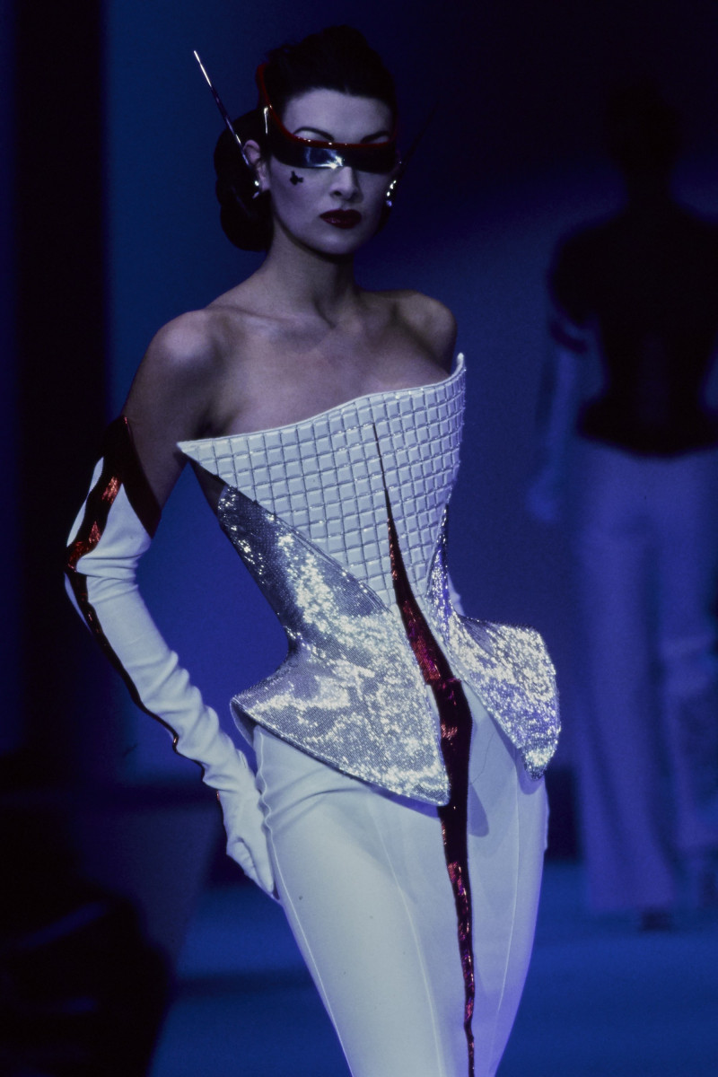 THIERRY-MUGLER-SPRING-1997-RTW-180.jpg