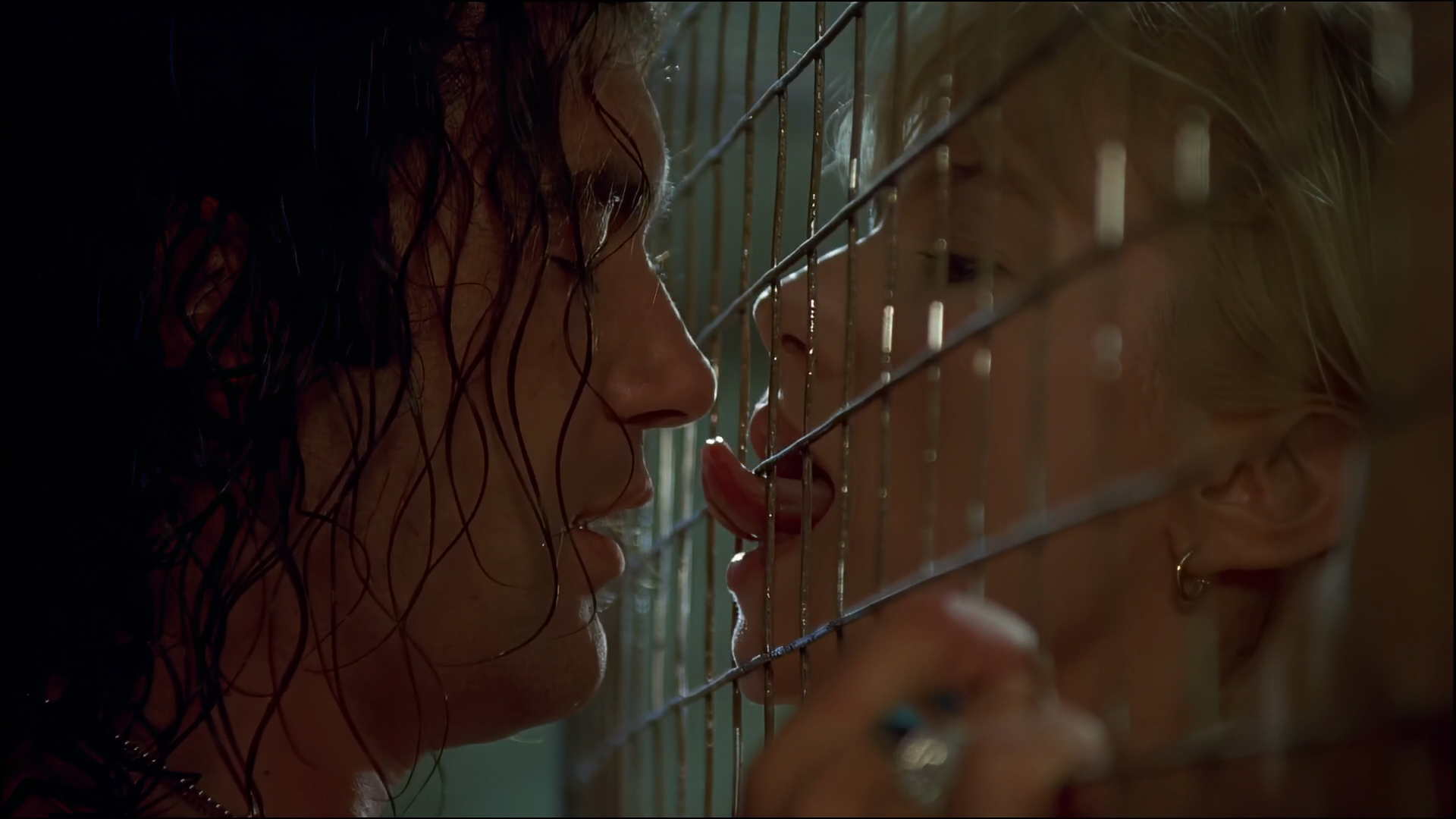Never_Talk2_Strangers_1995_BDRipAI_1080p.mkv_snapshot_00.34.54_[2025.10.13_20.37.34].png