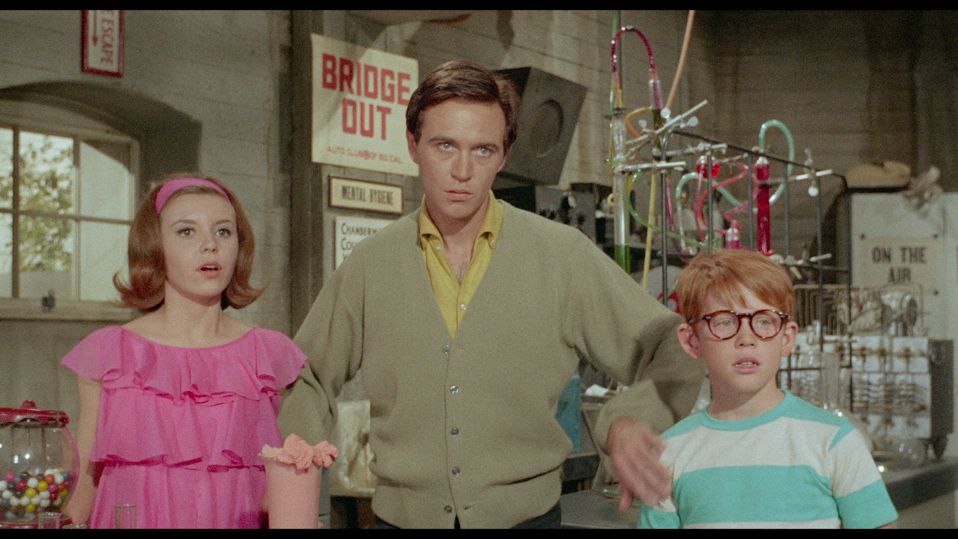 Village.of.the.Giants.1965.BluRay.Remux.1080p.RUS.ENG.Com.and.En.sub.mkv_snapshot_00.10.42.png