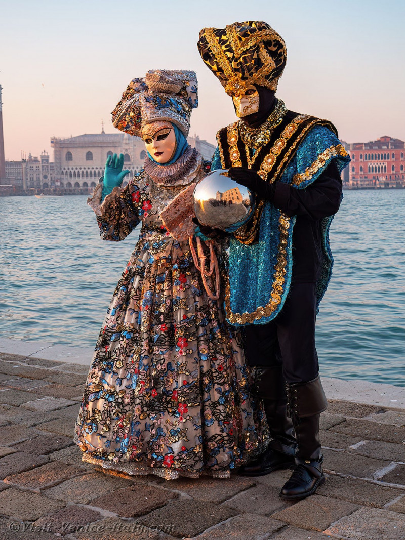 venice-carnival-mask-costume-san-giorgio-maggiore-176.jpg
