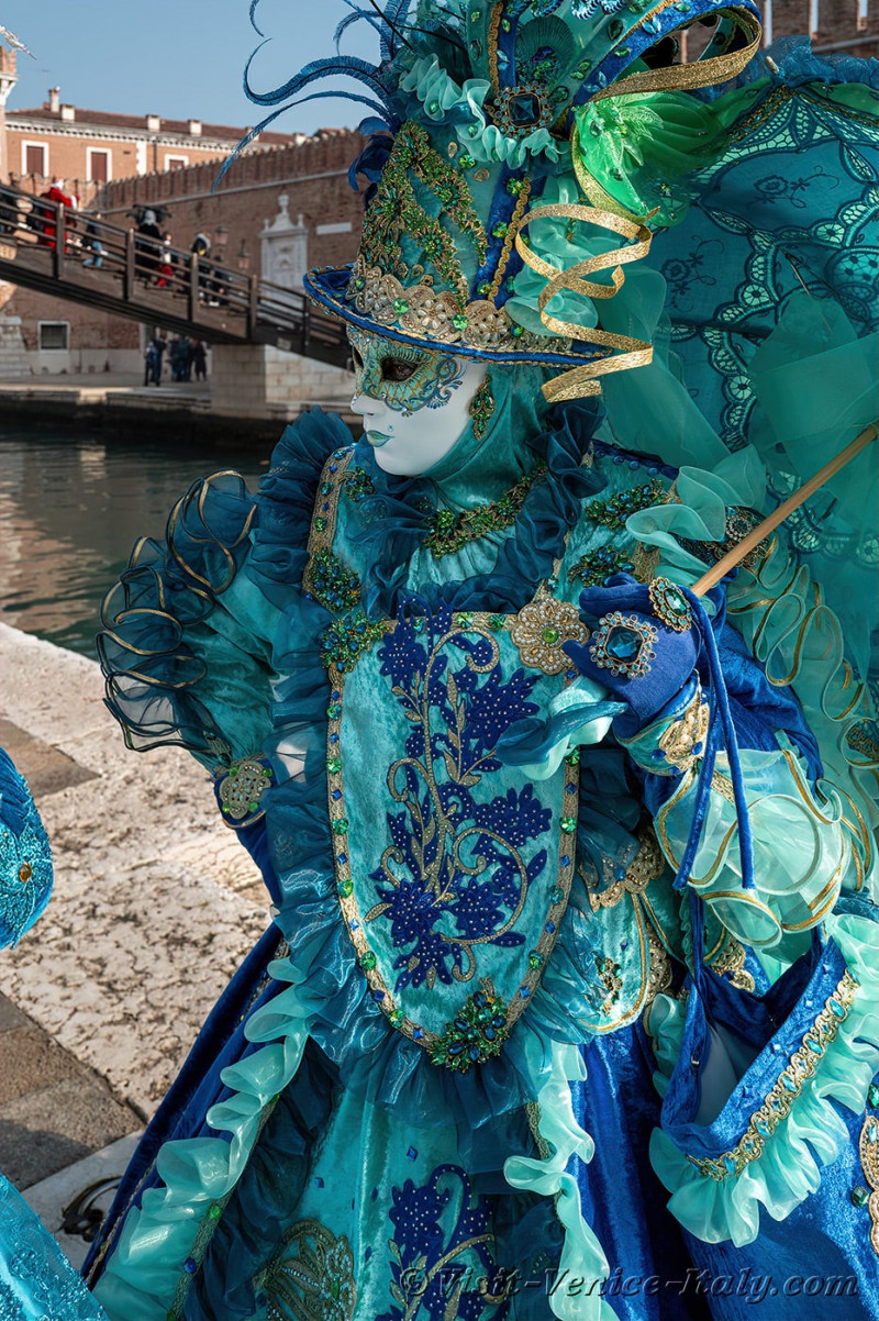 carnival-venice-2024-costume-masks-700.jpg
