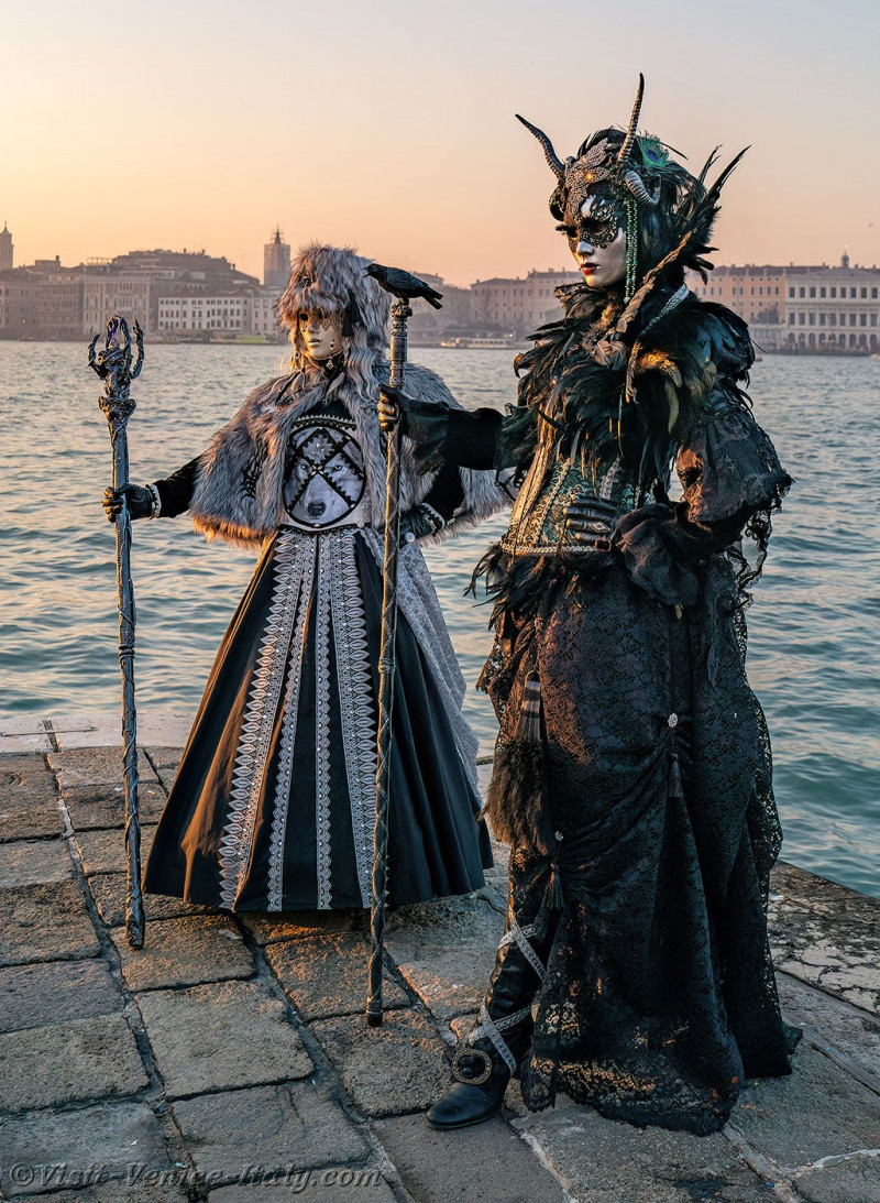 venice-carnival-mask-costume-san-giorgio-maggiore-153.jpg
