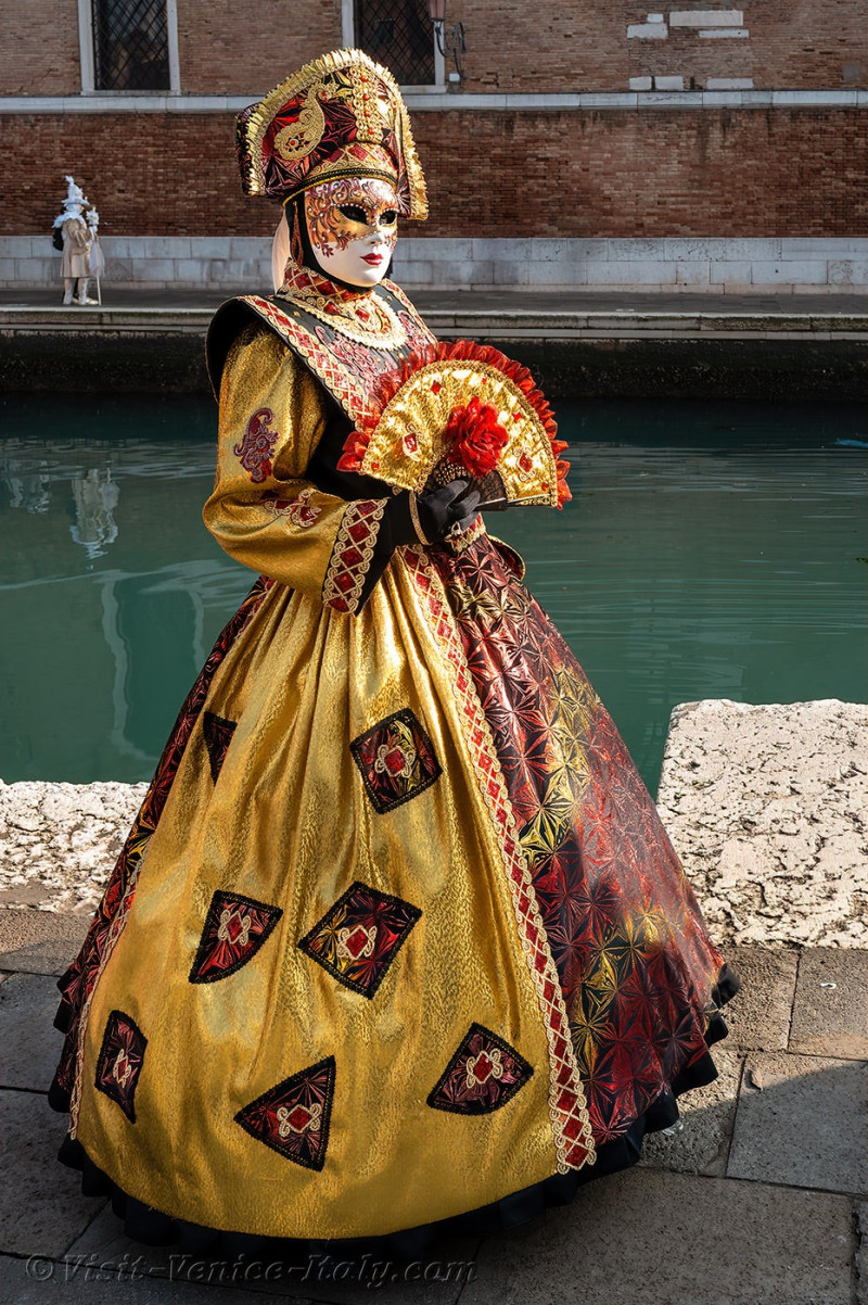 carnival-venice-2024-costume-masks-639.jpg