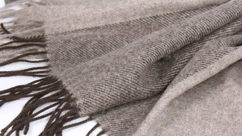 Шерстяной платок - тканая структура с кистями