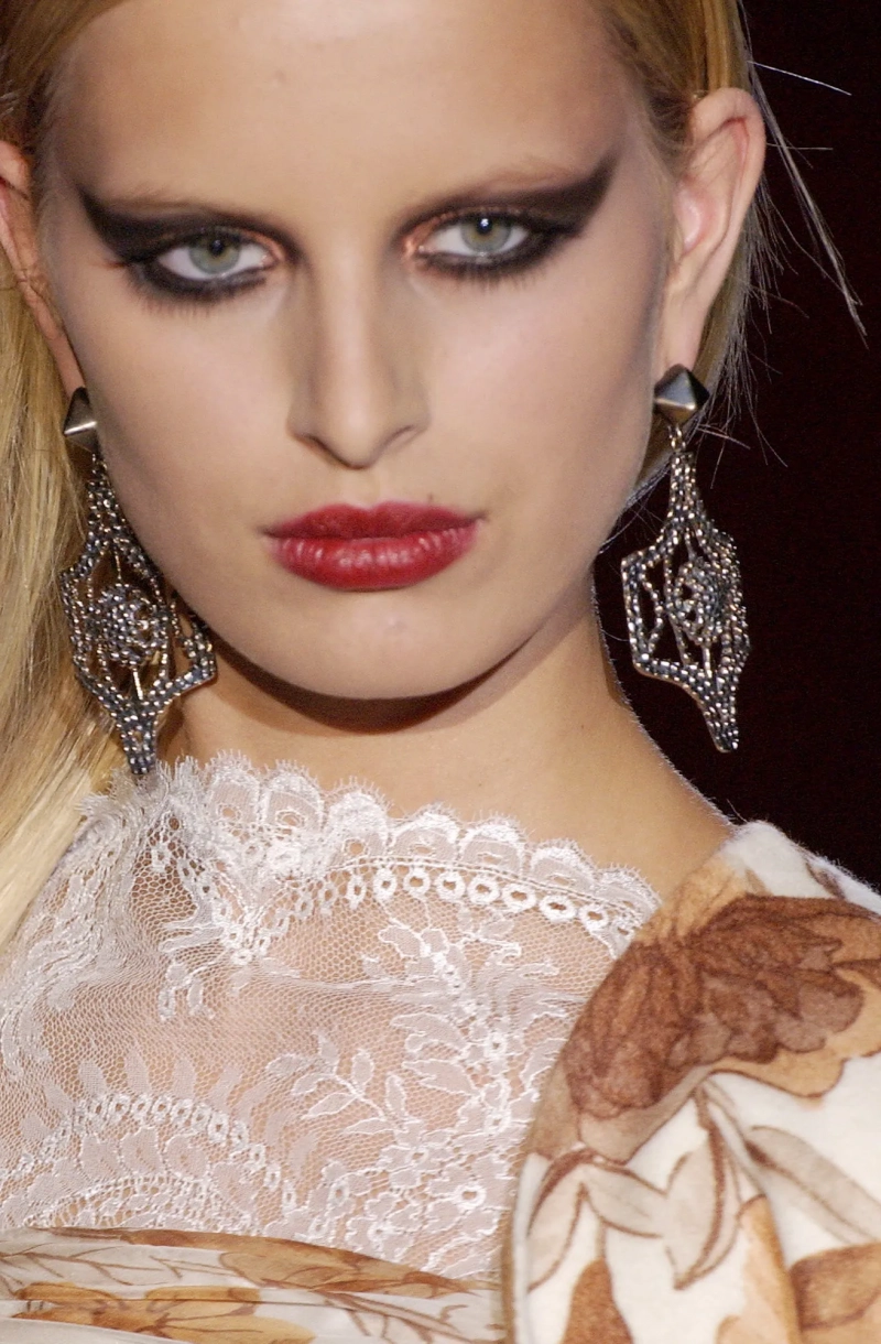 valentino-spring-2003-couture-details-00190h-karolina-kurkova.webp