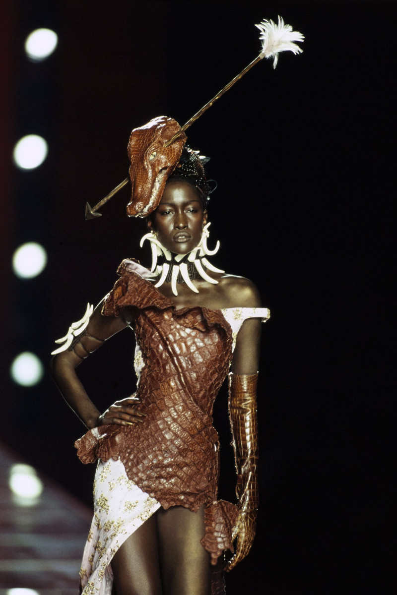 CHRISTIAN-DIOR-FALL-2000-HC-45.jpg