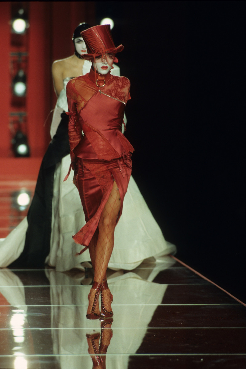 CHRISTIAN-DIOR-FALL-2000-HC-37.jpg