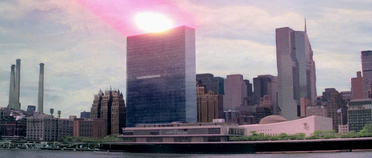 Розовая пантера наносит ответный удар.1976.BDRip 720p msltel.mkv_snapshot_00.57.38.264.jpg