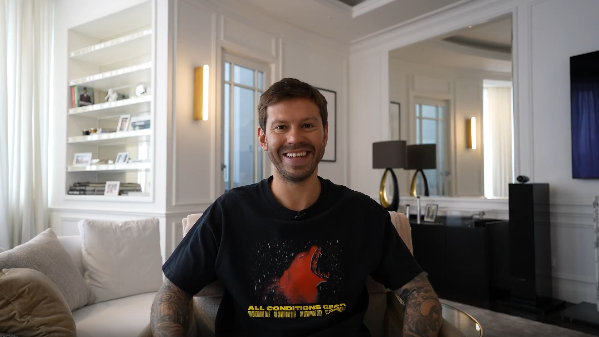 Федор Смолов представил белоснежную квартиру в Москве