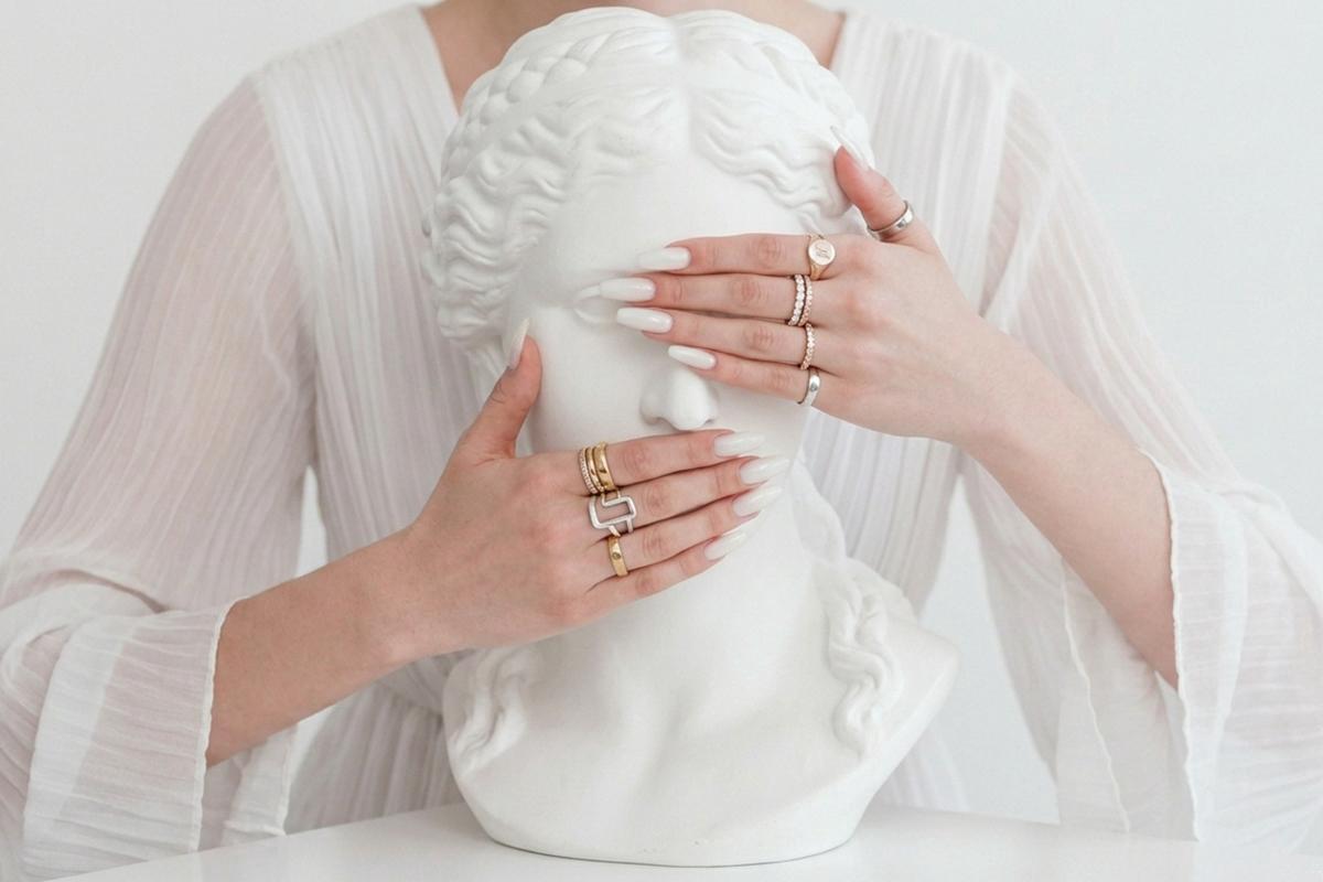 Облачный танцор: 8 идей для молочного маникюра от топ-мастера Елены Иванчук