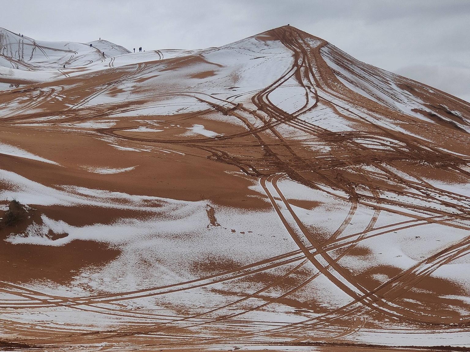 Снег в Сахаре: седьмой раз за 40 лет в алжирском Айн-Сефра