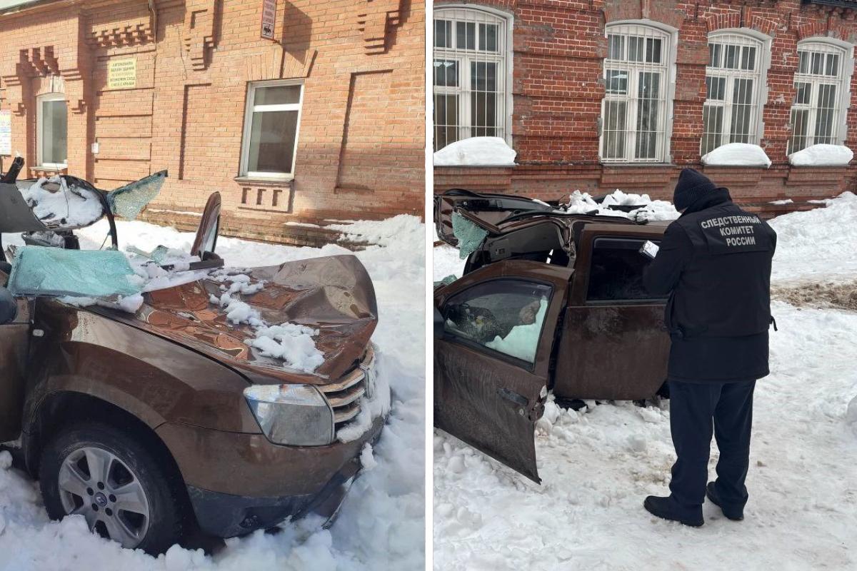 Снежная лавина с крыши ТЦ в Соликамске разрушила автомобиль с водителем внутри