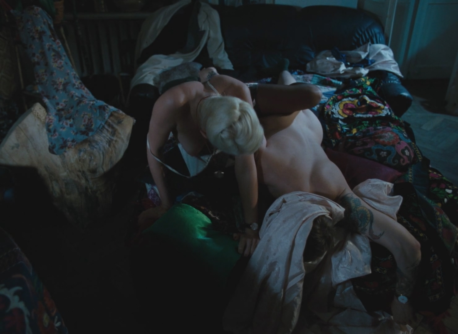 Рената Литвинова Три истории (Офелия) (1997) HD 1080.mp4_20260314_122558.502.jpg