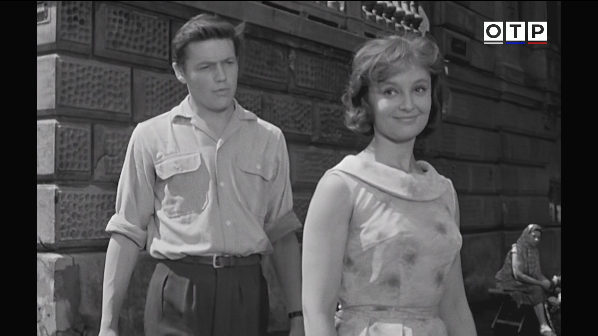 Первый.троллейбус.1963.HDTV.1080i-ylnian.mkv_snapshot_00.32.28.238.png