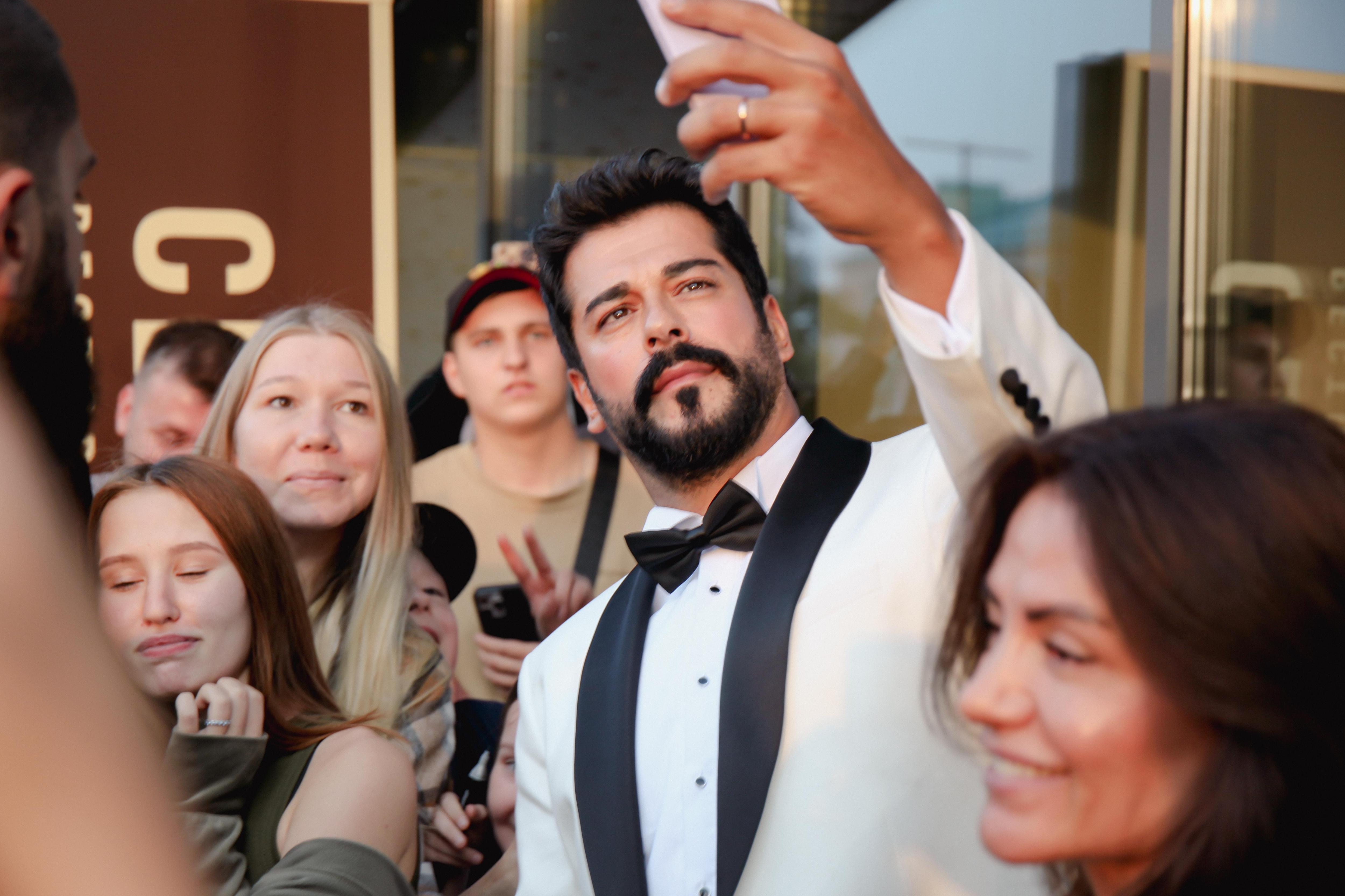 Бурак Озчивит снялся в российских «Ёлках-11» и продолжает карьеру после «Основания: Осман»