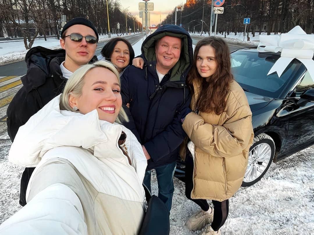 Семья Клавы Коки: родители, брат и сестра в жизни певицы