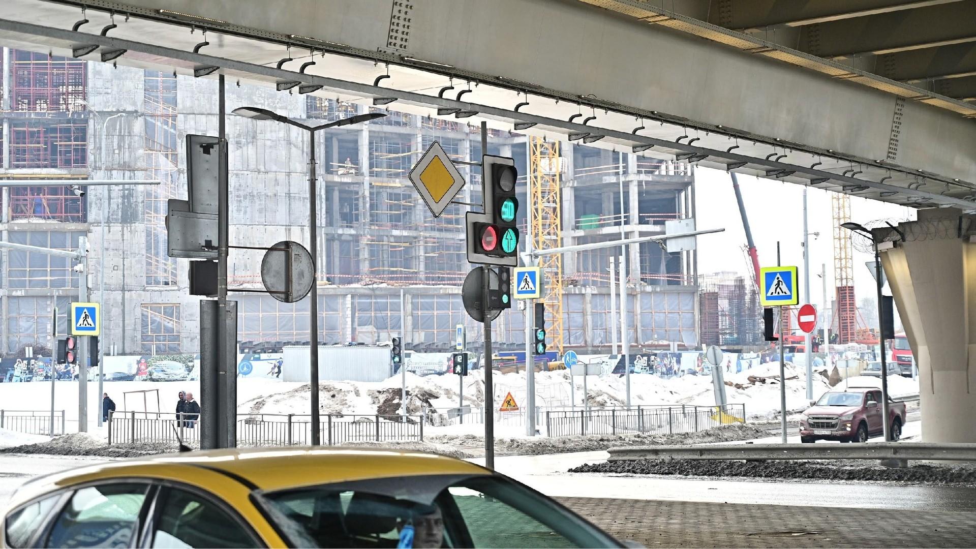 Левый поворот с Локомотивной на Строителей в Перми заблокирован красным светофором