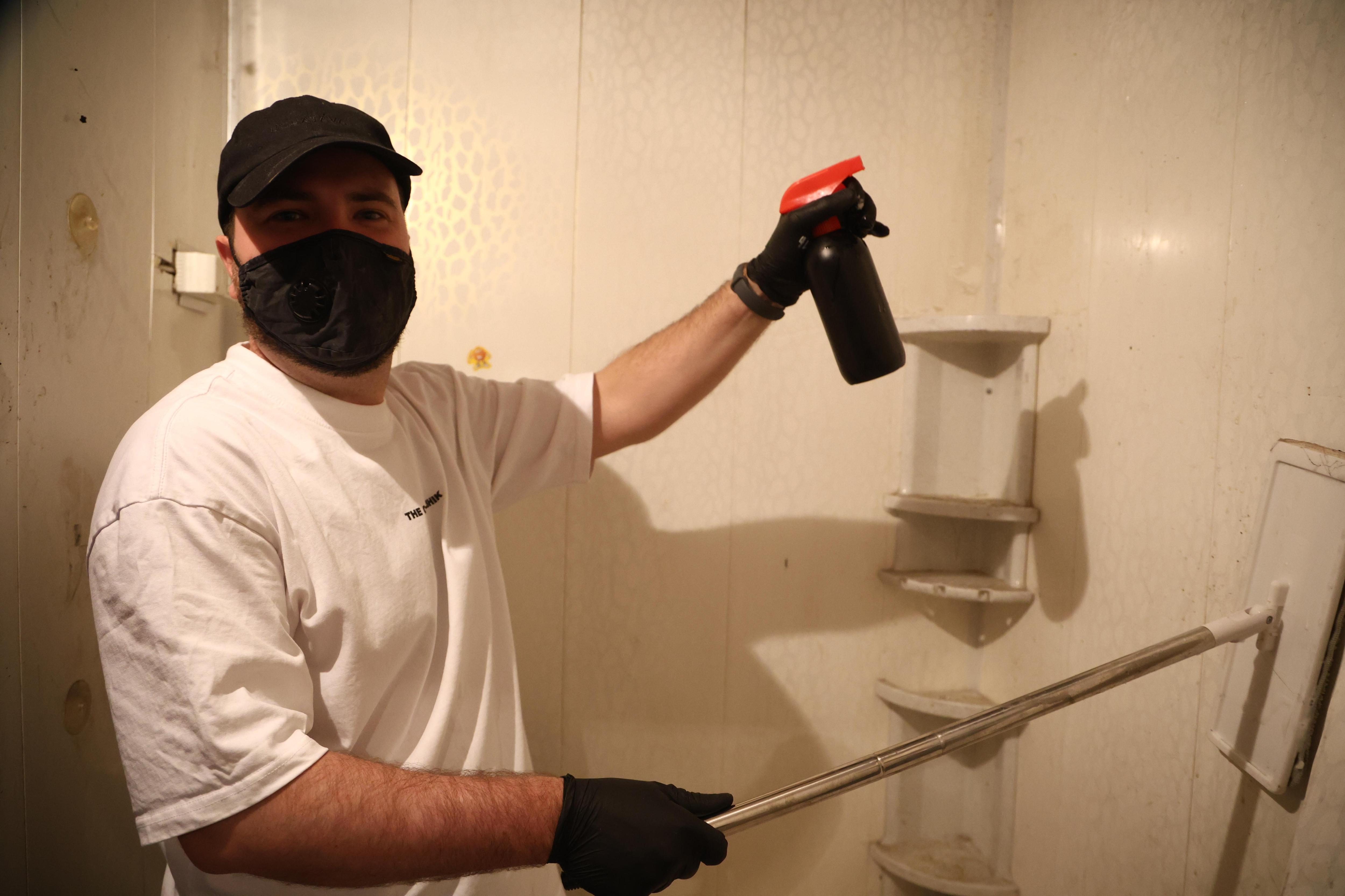 Бывший менеджер из Екатеринбурга бесплатно убирает убитые квартиры