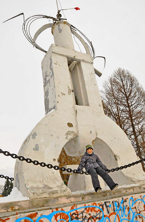 Подростки грелись у Вечного огня на мемориале 1905 года в Перми