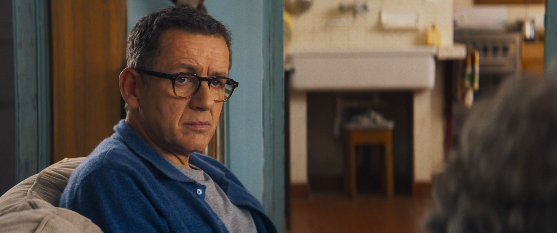 Regarde.2025.WEB-DL.1080p.mkv_snapshot_00.47.40.png