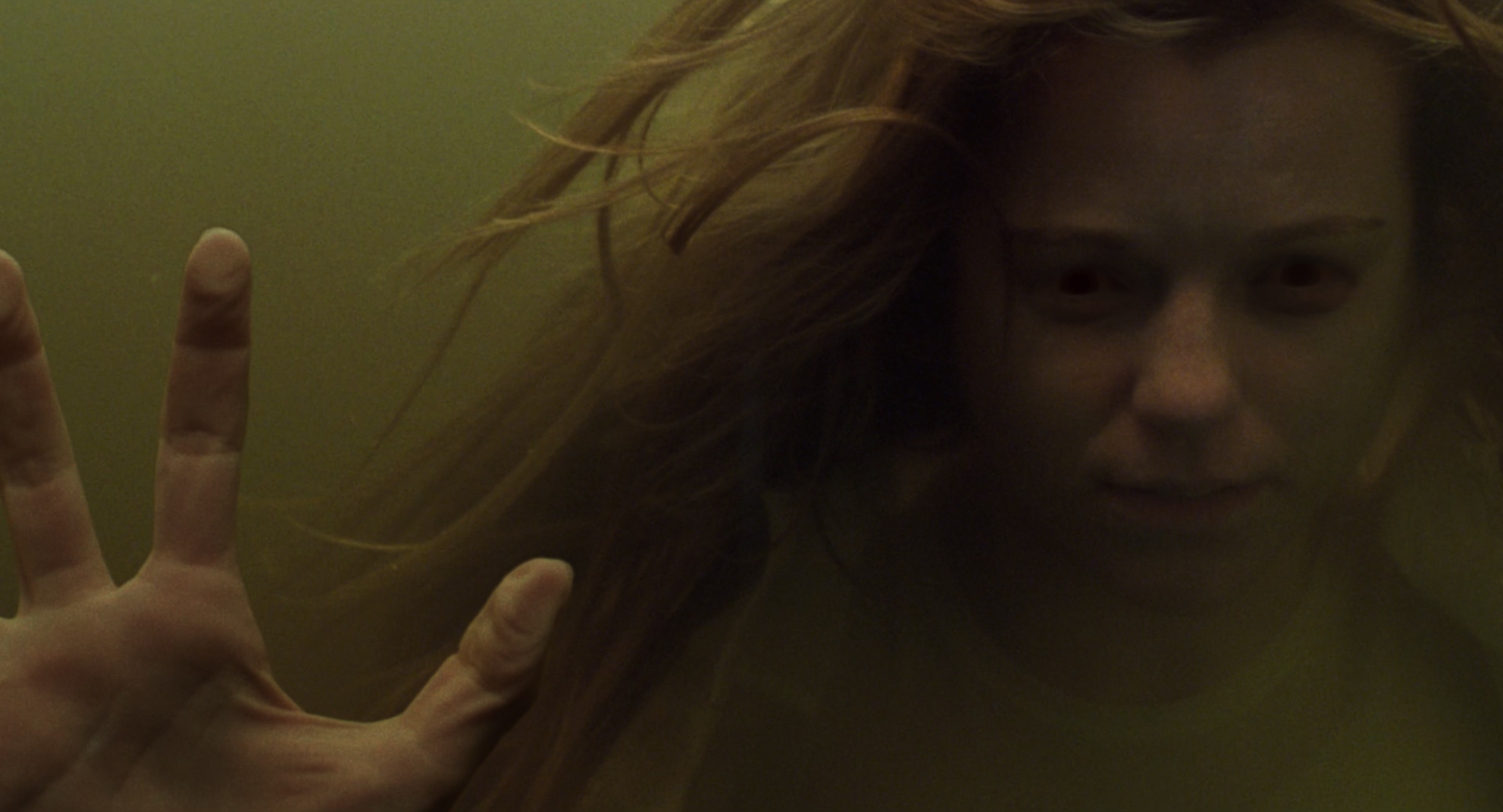 Resident Evil (2002) BDRip 2160p-NVENC 10 bit [HDR].mkv_snapshot_00.27.01.620.jpg